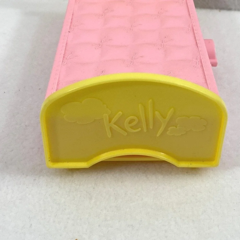 2000 Mattel Kelly Love‎ n Care Pink Bed and Barbie Green Chair
